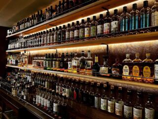 500種類以上のウイスキーとビールが楽しめる！- Bar Antique Blue